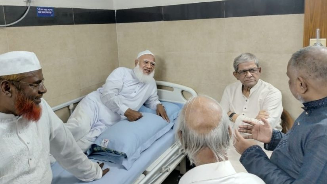 হাসপাতালে জামায়াত আমিরের পাশে বিএনপি মহাসচিব মির্জা ফখরুল